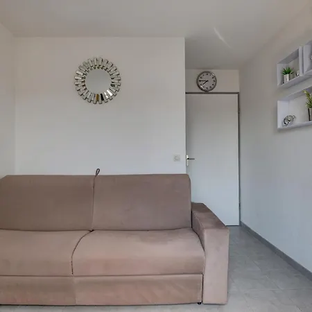 Lovely Studio Near Jean Mace *
