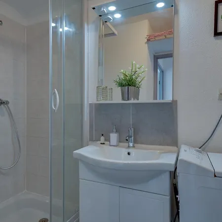 Lovely Studio Near Jean Mace Apartment *